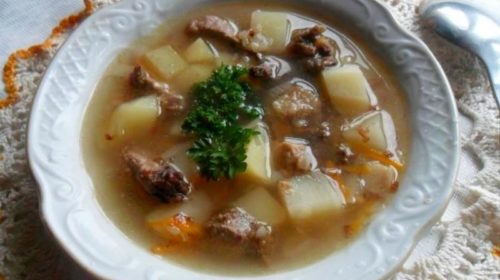 суп с мясом и картошкой