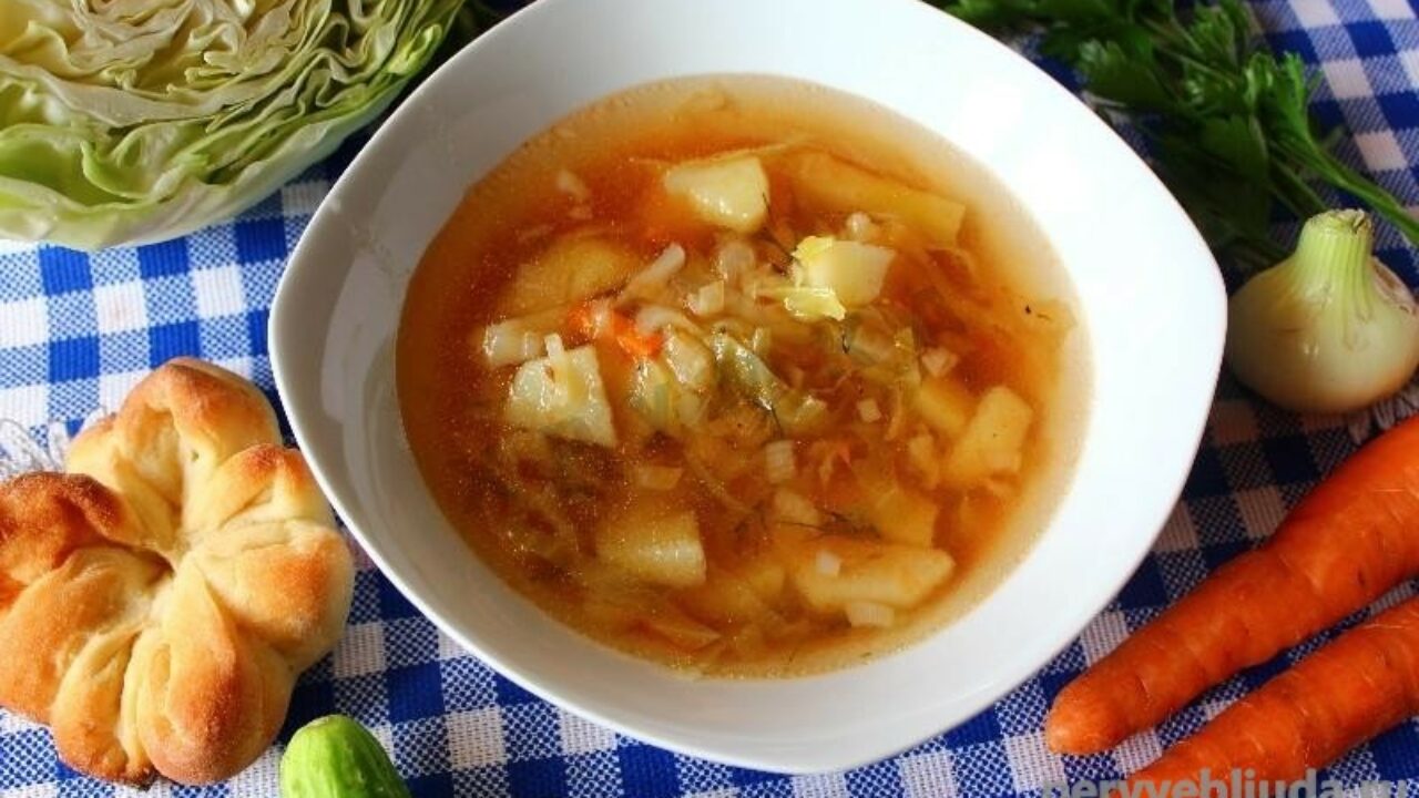 Рецепт куриного супа с капустой. Суп с капустой. Суп с капустой и картошкой. Суп с курицей и капустой. Суп с капустой и картошкой и курицей.