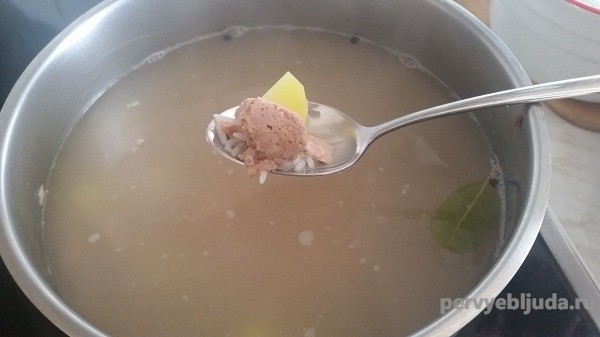 добавляем консерву из тунца в суп