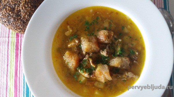 Гороховый суп с ребрышками и золотистыми сухариками