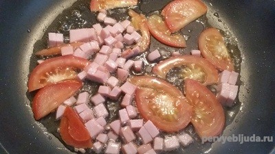 колбаса и помидоры