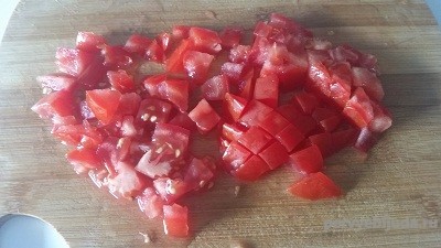 помидор нарезанный кубиками