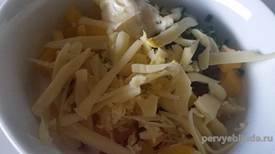 тертый сыр и овощи