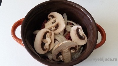 горшочек с мясом и грибами