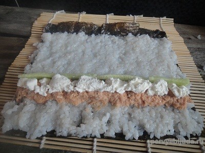готовим суши с лососем