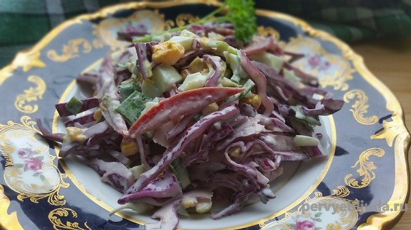 Салат из синей капусты с колбасой, яйцами и кукурузой