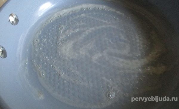 сковорода с маслом для омлета