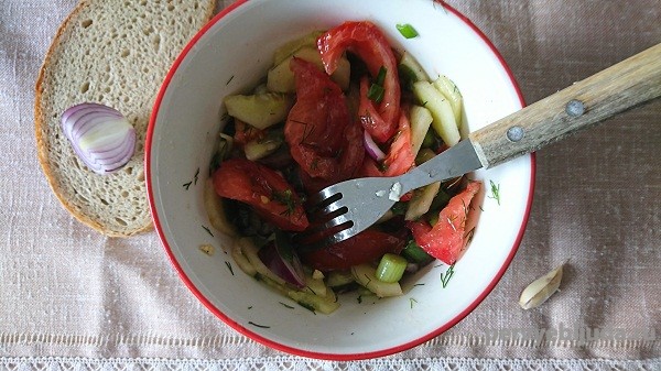 Салат из огурцов и помидоров «Летний»