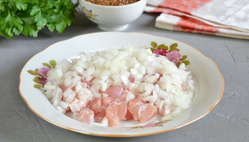 куриное филе в горшочках с гречкой в духовке. %D0%BA%D1%83%D1%801. куриное филе в горшочках с гречкой в духовке фото. куриное филе в горшочках с гречкой в духовке-%D0%BA%D1%83%D1%801. картинка куриное филе в горшочках с гречкой в духовке. картинка %D0%BA%D1%83%D1%801. Из гречневой крупы готовят гарнир, кашу или основное блюдо со свининой, птицей, говядиной, фаршем, тушенкой, грибами или овощами. Крупу можно приготовить на плите, в духовке или мультиварке. Потрясающе вкусной получается гречка с курицей в горшочке в духовке, с репчатым луком и чесноком. Чтобы блюдо стало сытным, мясо с овощами предварительно обжариваем. Крупа долго томится в горшочках, впитывает все ароматы и становится очень вкусной и рассыпчатой. Для цвета дополняем блюдо сладкой паприкой.