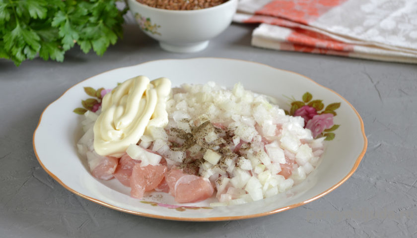 куриное филе в горшочках с гречкой в духовке. %D0%BA%D1%83%D1%802. куриное филе в горшочках с гречкой в духовке фото. куриное филе в горшочках с гречкой в духовке-%D0%BA%D1%83%D1%802. картинка куриное филе в горшочках с гречкой в духовке. картинка %D0%BA%D1%83%D1%802. Из гречневой крупы готовят гарнир, кашу или основное блюдо со свининой, птицей, говядиной, фаршем, тушенкой, грибами или овощами. Крупу можно приготовить на плите, в духовке или мультиварке. Потрясающе вкусной получается гречка с курицей в горшочке в духовке, с репчатым луком и чесноком. Чтобы блюдо стало сытным, мясо с овощами предварительно обжариваем. Крупа долго томится в горшочках, впитывает все ароматы и становится очень вкусной и рассыпчатой. Для цвета дополняем блюдо сладкой паприкой.