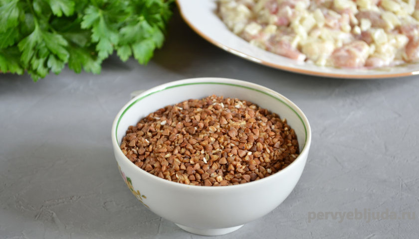 куриное филе в горшочках с гречкой в духовке. %D0%BA%D1%83%D1%804. куриное филе в горшочках с гречкой в духовке фото. куриное филе в горшочках с гречкой в духовке-%D0%BA%D1%83%D1%804. картинка куриное филе в горшочках с гречкой в духовке. картинка %D0%BA%D1%83%D1%804. Из гречневой крупы готовят гарнир, кашу или основное блюдо со свининой, птицей, говядиной, фаршем, тушенкой, грибами или овощами. Крупу можно приготовить на плите, в духовке или мультиварке. Потрясающе вкусной получается гречка с курицей в горшочке в духовке, с репчатым луком и чесноком. Чтобы блюдо стало сытным, мясо с овощами предварительно обжариваем. Крупа долго томится в горшочках, впитывает все ароматы и становится очень вкусной и рассыпчатой. Для цвета дополняем блюдо сладкой паприкой.