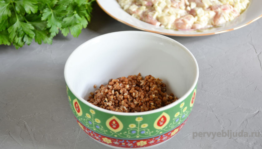 куриное филе в горшочках с гречкой в духовке. %D0%BA%D1%83%D1%805. куриное филе в горшочках с гречкой в духовке фото. куриное филе в горшочках с гречкой в духовке-%D0%BA%D1%83%D1%805. картинка куриное филе в горшочках с гречкой в духовке. картинка %D0%BA%D1%83%D1%805. Из гречневой крупы готовят гарнир, кашу или основное блюдо со свининой, птицей, говядиной, фаршем, тушенкой, грибами или овощами. Крупу можно приготовить на плите, в духовке или мультиварке. Потрясающе вкусной получается гречка с курицей в горшочке в духовке, с репчатым луком и чесноком. Чтобы блюдо стало сытным, мясо с овощами предварительно обжариваем. Крупа долго томится в горшочках, впитывает все ароматы и становится очень вкусной и рассыпчатой. Для цвета дополняем блюдо сладкой паприкой.