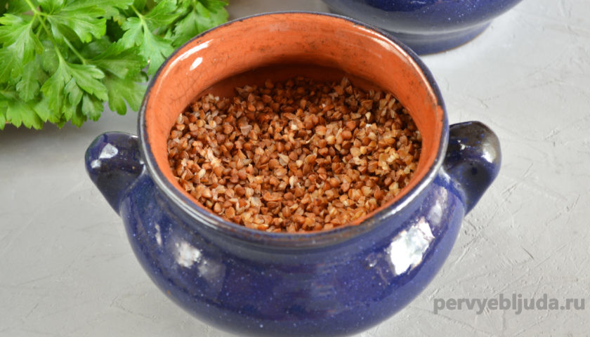 куриное филе в горшочках с гречкой в духовке. %D0%BA%D1%83%D1%807. куриное филе в горшочках с гречкой в духовке фото. куриное филе в горшочках с гречкой в духовке-%D0%BA%D1%83%D1%807. картинка куриное филе в горшочках с гречкой в духовке. картинка %D0%BA%D1%83%D1%807. Из гречневой крупы готовят гарнир, кашу или основное блюдо со свининой, птицей, говядиной, фаршем, тушенкой, грибами или овощами. Крупу можно приготовить на плите, в духовке или мультиварке. Потрясающе вкусной получается гречка с курицей в горшочке в духовке, с репчатым луком и чесноком. Чтобы блюдо стало сытным, мясо с овощами предварительно обжариваем. Крупа долго томится в горшочках, впитывает все ароматы и становится очень вкусной и рассыпчатой. Для цвета дополняем блюдо сладкой паприкой.