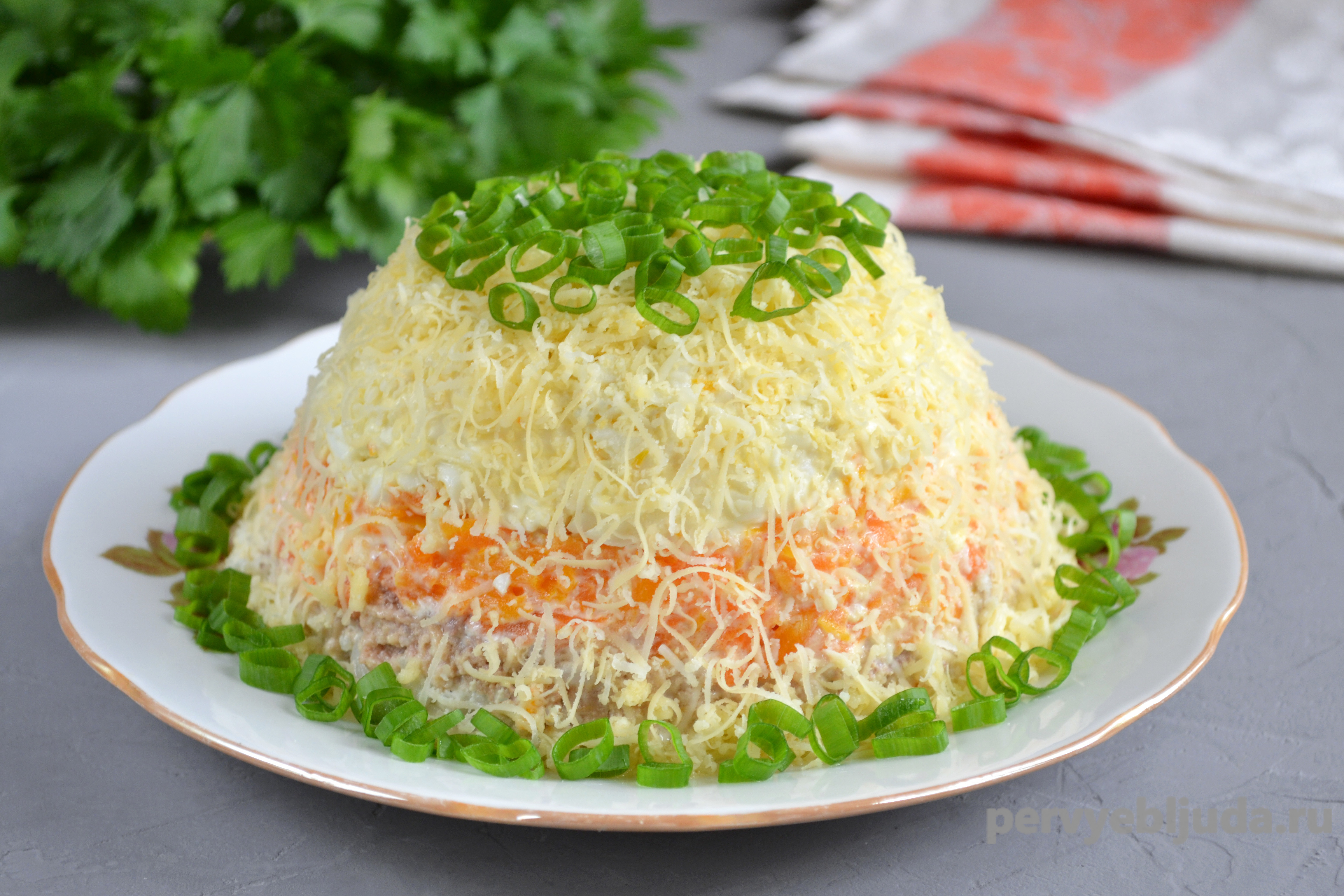 Слоеный салат из печени трески с рисом и сыром
