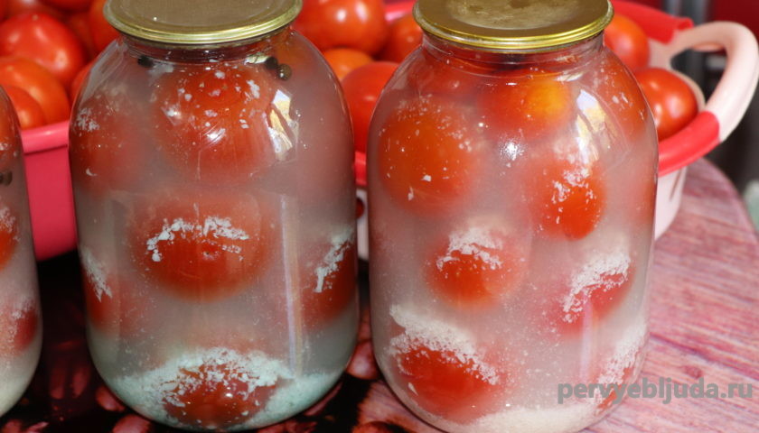 маринованные помидоры под снегом в двух литровых банках