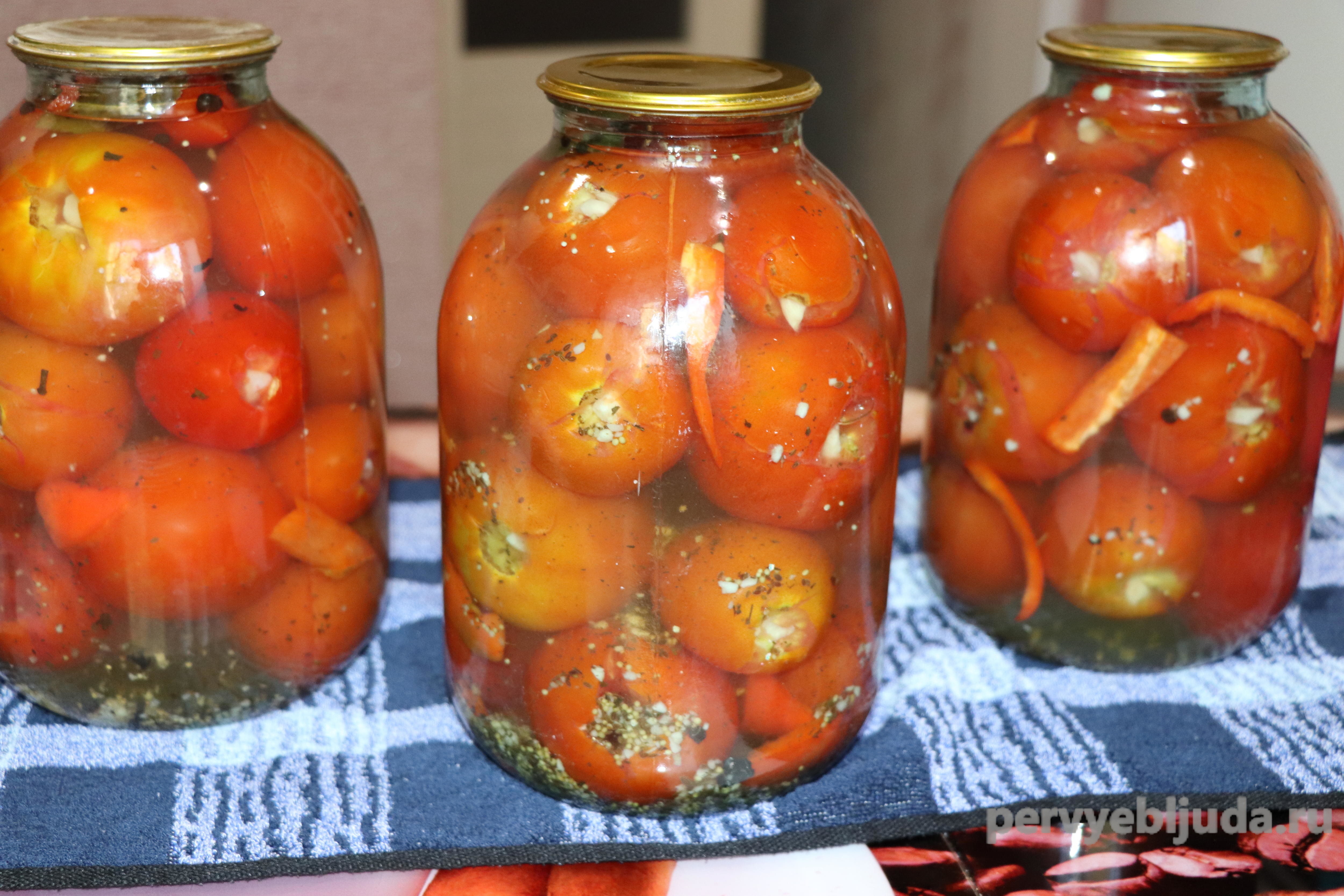маринованные помидоры с чесноком внутри