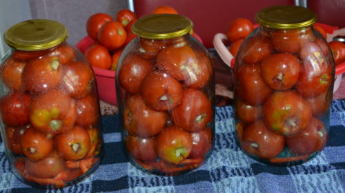 маринованные помидоры с чесноком внутри