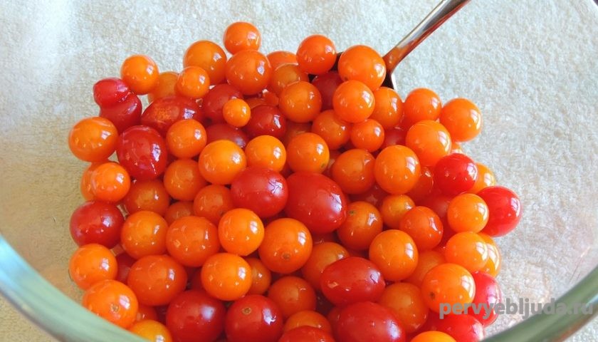 помидоры черри в миске