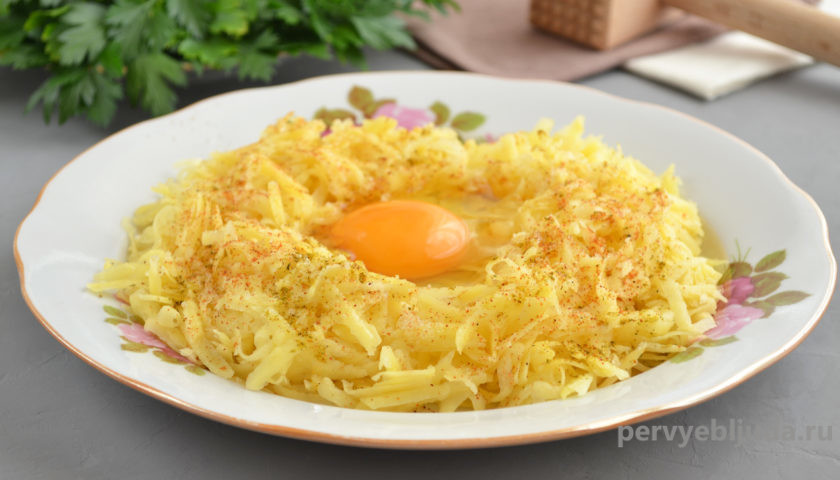 картофель с яйцом для приготовления курицы под картофельной шубой