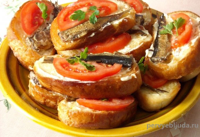 бутерброды со шпротами и помидором