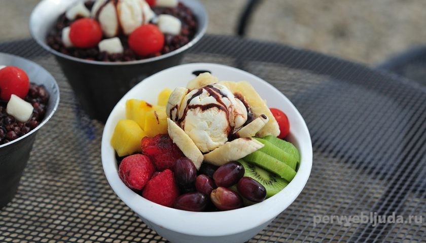 фруктовый десерт с мороженым