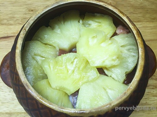 говядина с картофелем и ананасами в горшочке