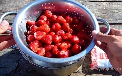 Что можно приготовить из клубники на зиму заготовки пошаговый рецепт. %D0%BA%D0%BB%D1%83%D0%B1 1. Что можно приготовить из клубники на зиму заготовки пошаговый рецепт фото. Что можно приготовить из клубники на зиму заготовки пошаговый рецепт-%D0%BA%D0%BB%D1%83%D0%B1 1. картинка Что можно приготовить из клубники на зиму заготовки пошаговый рецепт. картинка %D0%BA%D0%BB%D1%83%D0%B1 1. Клубника, пожалуй, всемирная любимица гурманов. Красивая, с нежным сочным вкусом и ароматом, она хороша как отдельное блюдо, так и в кулинарных экспериментах и заготовках. Клубничные десерты и напитки создают особое праздничное настроение, недаром они так популярны на романтических и торжественных ужинах. Чтобы продлить радость лета и праздника, многие кулинары делают из клубники заготовки на зиму. Ягоду варят, замораживают, настаивают и просто перекручивают с сахаром. Заготовленная впрок клубника не теряет аромат и необходимые здоровью микроэлементы. Хозяйки охотно обмениваются советами, как лучше сохранить природное лакомство на весь год. Проверенные временем пошаговые рецепты, обещают увлекательное, быстрое и простое приготовление этой вкуснейшей ягоды в домашних условиях.