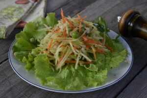 салат из зеленой редьки с морковью
