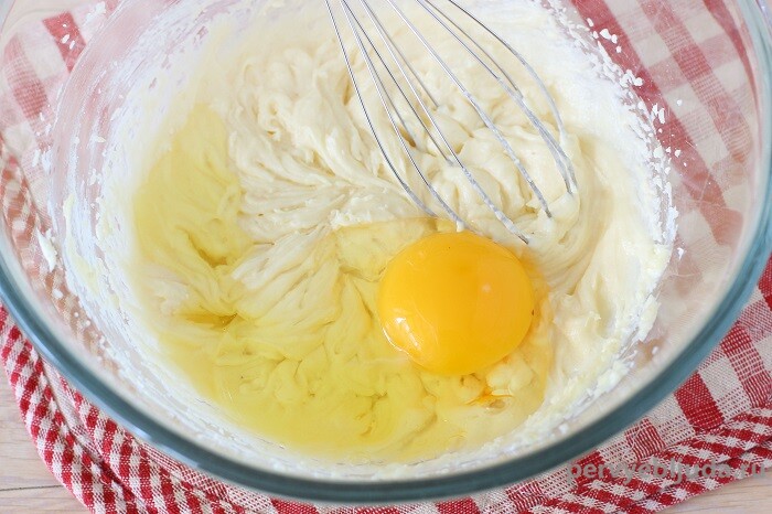 вбиваем яйцо в тесто