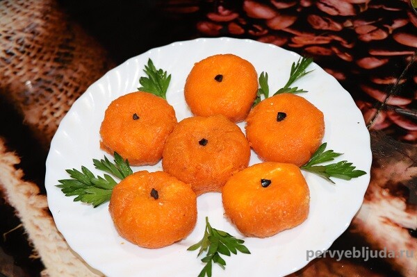 Новогодняя закуска «Мандарины» из сыра и моркови