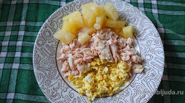 ананас, куриное филе и яйца