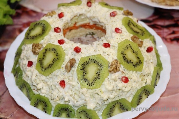 Праздничный салат с киви и курицей «Малахитовый браслет»