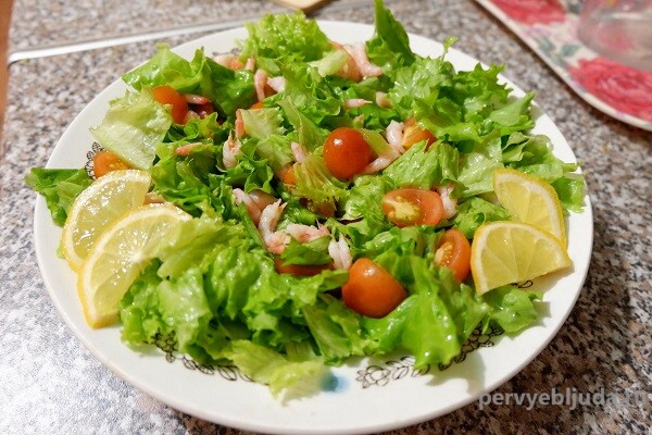 Сочный салат с креветками и помидорами