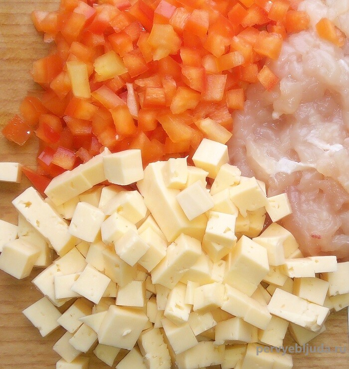 нарезаем сыр и овощи
