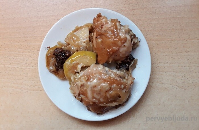 курица в духовке с фруктами рецепт с фото пошагово. %D0%BA%D1%839. курица в духовке с фруктами рецепт с фото пошагово фото. курица в духовке с фруктами рецепт с фото пошагово-%D0%BA%D1%839. картинка курица в духовке с фруктами рецепт с фото пошагово. картинка %D0%BA%D1%839. Я всегда осторожно относилась к сочетанию мяса и фруктов. Но этот рецепт меня подкупил, решила попробовать и нисколько не пожалела. Курица получилась сочная, ароматная, без сладости. Всем советую приготовить целую курицу, фаршированную фруктами.