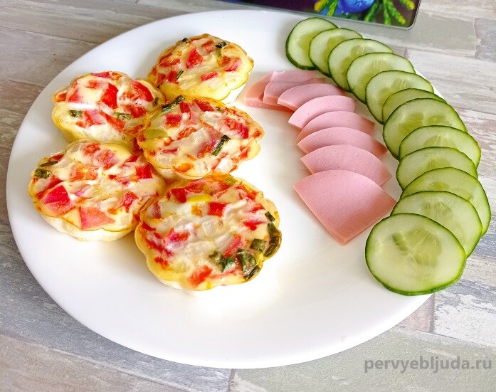 Омлетный «маффин» с помидорами — простой и необычный завтрак из духовки