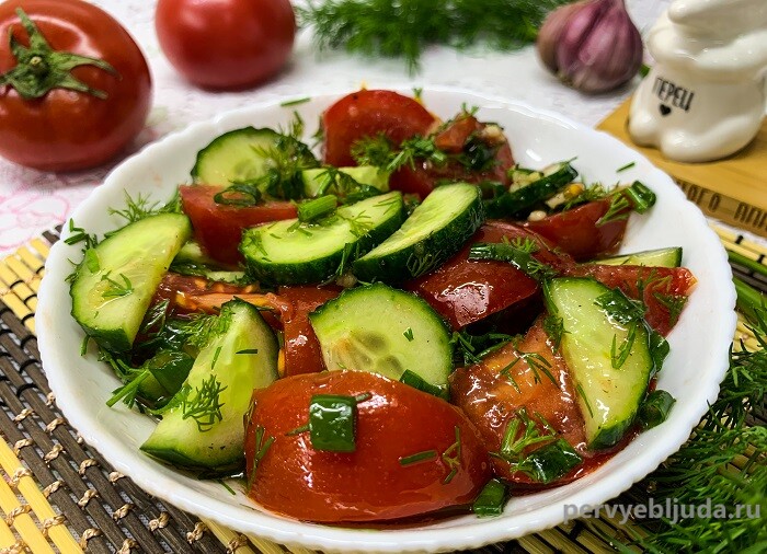 Диетический салат из огурцов и помидоров с зеленью и чесноком