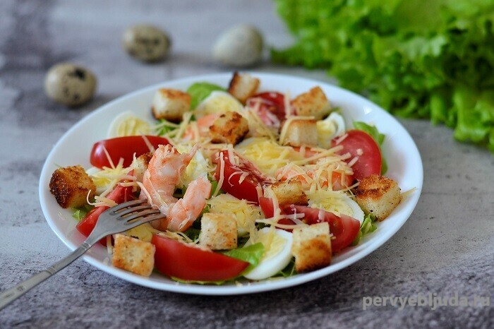 салат с креветками и гренками