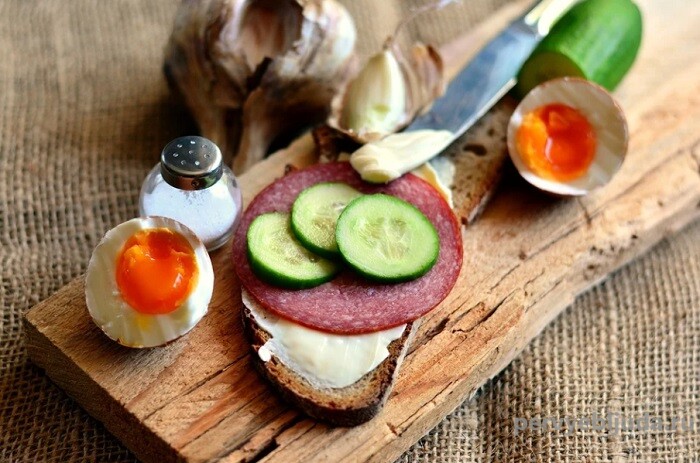 Простой бутерброд с колбасой и огурцом на завтрак