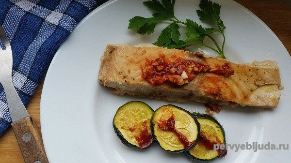 запеченный лосось с овощами
