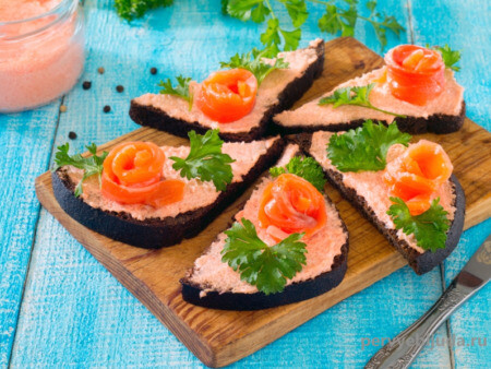 бутерброд с розочками из красной рыбы