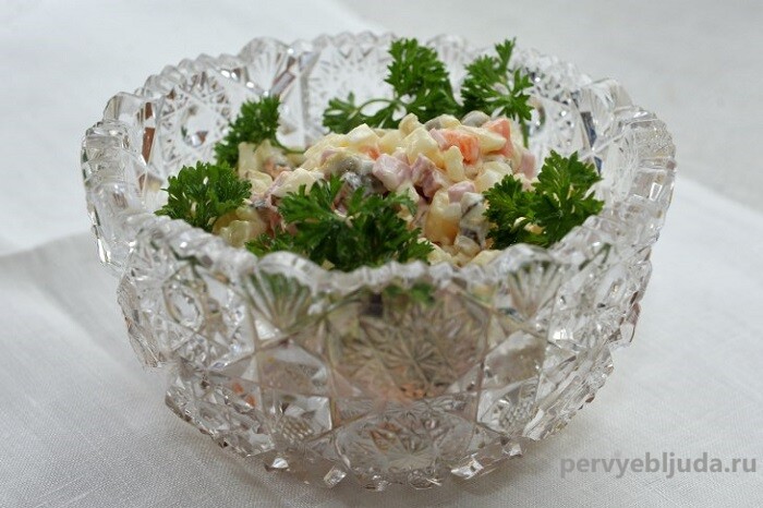 новогодний салат в хрустальном салатнике