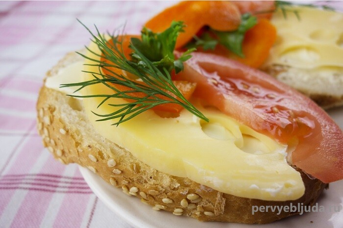 Простой бутерброд с маслом сыром и помидором к завтраку