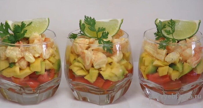 салат с креветками и авокадо