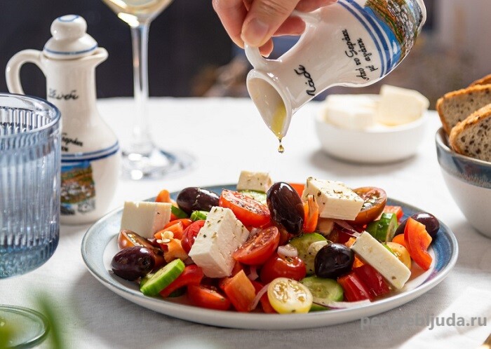 Греческий салат - 5 вкусных рецептов, плюс идея подачи!
