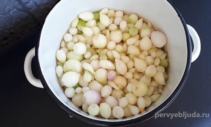 лучок маринованный на зиму целиком рецепт. %D0%BC%D0%B0%D1%801. лучок маринованный на зиму целиком рецепт фото. лучок маринованный на зиму целиком рецепт-%D0%BC%D0%B0%D1%801. картинка лучок маринованный на зиму целиком рецепт. картинка %D0%BC%D0%B0%D1%801. Большой урожай – это всегда хорошо. Даже если это урожай лука. И даже если это урожай очень мелкого лука! Что можно сделать с мелочью? Отобрать самый подходящий для посадки в следующем году (или даже под зиму, для более раннего урожая), а оставшийся замариновать. Маринованный лук на зиму – это самое простое, что можно приготовить из этого жгучего красавца.