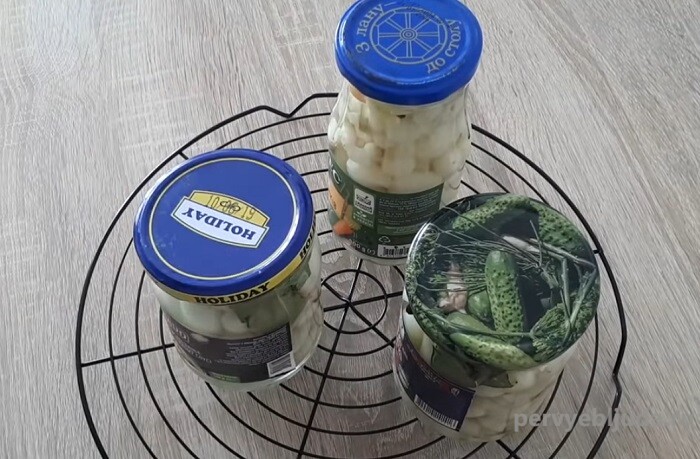 лучок маринованный на зиму целиком рецепт. %D0%BC%D0%B0%D1%805. лучок маринованный на зиму целиком рецепт фото. лучок маринованный на зиму целиком рецепт-%D0%BC%D0%B0%D1%805. картинка лучок маринованный на зиму целиком рецепт. картинка %D0%BC%D0%B0%D1%805. Большой урожай – это всегда хорошо. Даже если это урожай лука. И даже если это урожай очень мелкого лука! Что можно сделать с мелочью? Отобрать самый подходящий для посадки в следующем году (или даже под зиму, для более раннего урожая), а оставшийся замариновать. Маринованный лук на зиму – это самое простое, что можно приготовить из этого жгучего красавца.