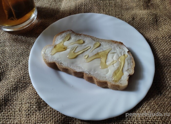 масло с сахаром бутерброд. %D0%BC%D0%B5. масло с сахаром бутерброд фото. масло с сахаром бутерброд-%D0%BC%D0%B5. картинка масло с сахаром бутерброд. картинка %D0%BC%D0%B5. Те, кто постарше отлично помнят простые и незамысловатые блюда, которые готовились в Советском Союзе. Все они были приготовлены из качественных продуктов по ГОСТу, потому и полюбились и запомнились многим. Выбор сладостей в советские времена не был таким широким как сейчас. Советские дети не были избалованны чипсами, сухариками, большим выбором шоколадных батончиков и прочих сладостей. Любимым десертом многих был простой бутерброд с сахаром. А если этот заветный бутер был еще и с маслом.