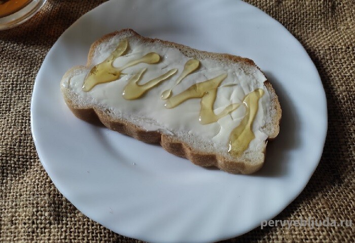 масло с сахаром бутерброд. %D0%BC%D0%B51 1. масло с сахаром бутерброд фото. масло с сахаром бутерброд-%D0%BC%D0%B51 1. картинка масло с сахаром бутерброд. картинка %D0%BC%D0%B51 1. Те, кто постарше отлично помнят простые и незамысловатые блюда, которые готовились в Советском Союзе. Все они были приготовлены из качественных продуктов по ГОСТу, потому и полюбились и запомнились многим. Выбор сладостей в советские времена не был таким широким как сейчас. Советские дети не были избалованны чипсами, сухариками, большим выбором шоколадных батончиков и прочих сладостей. Любимым десертом многих был простой бутерброд с сахаром. А если этот заветный бутер был еще и с маслом.