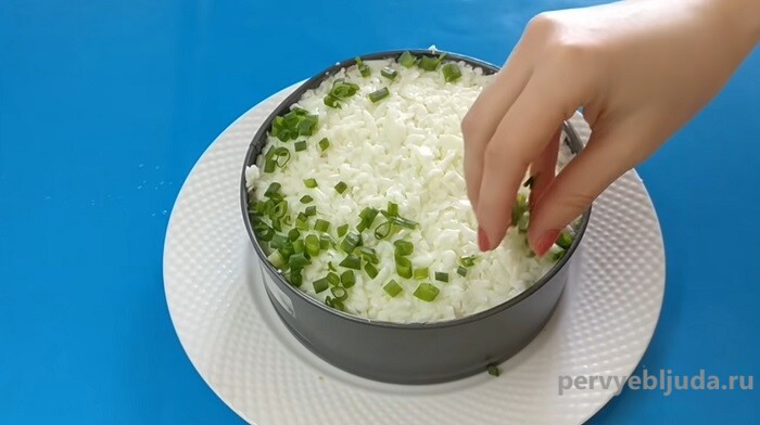 украшаем салат оливье с колбасой зеленым луком